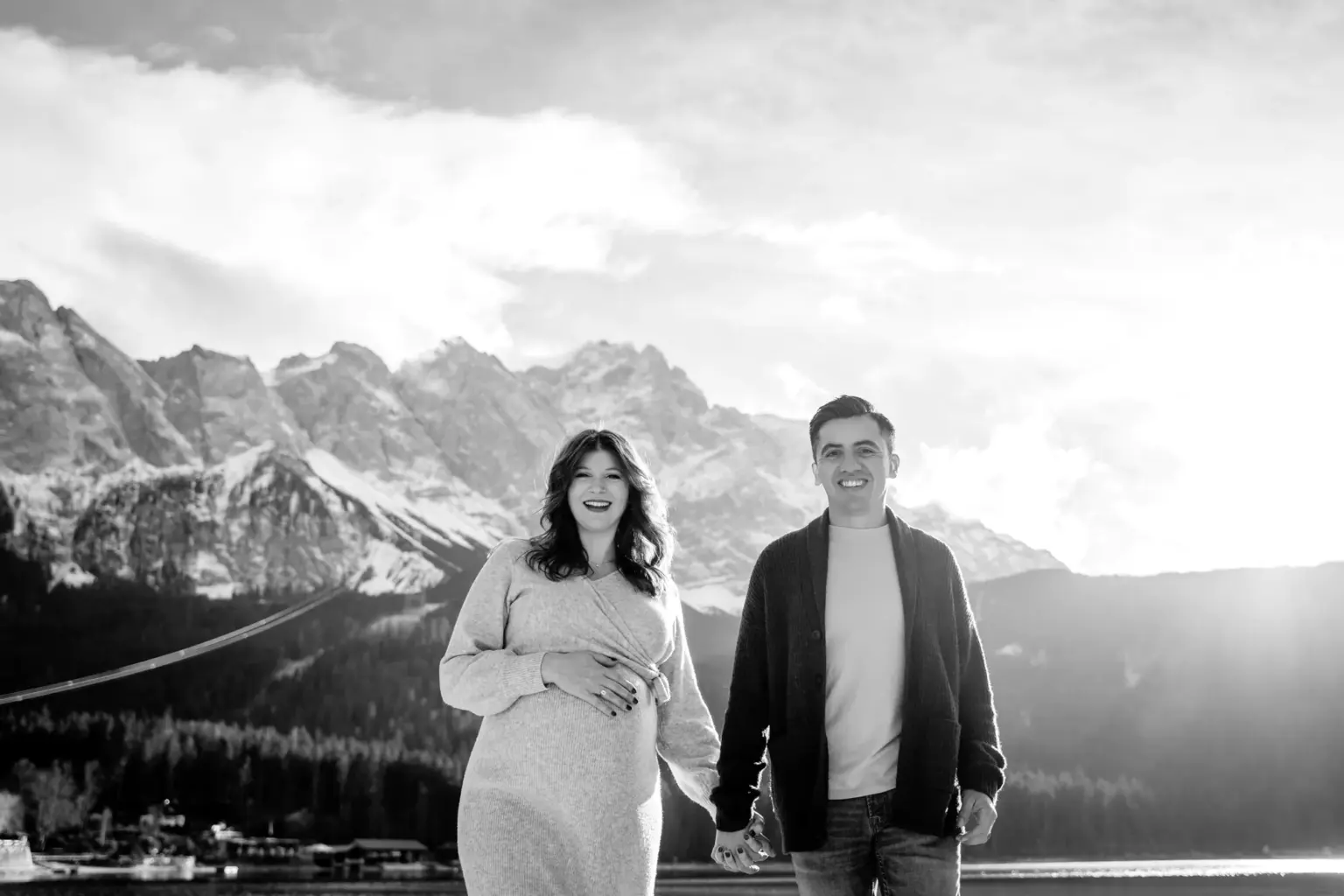 Paar läuft glücklich Richtung Kamera mit der Zugspitze im Hintergrund