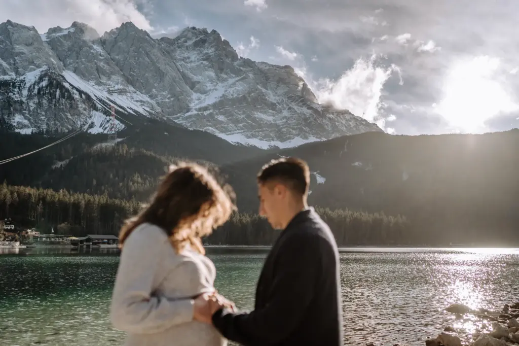 Verschwommenes Paar mit der Zugspitze im Hintergrund
