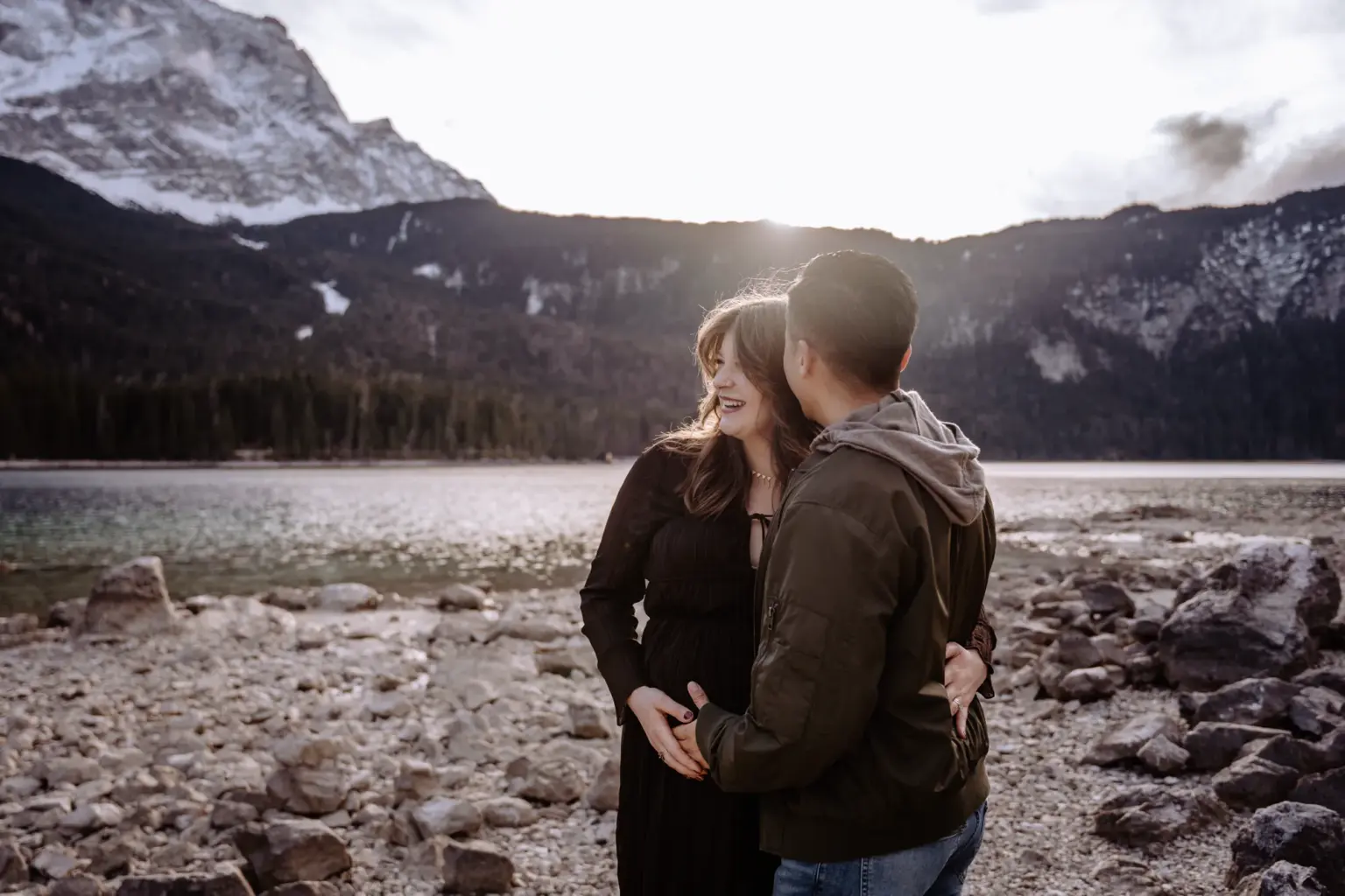 Paar steht glücklich und entspannt am menschenleeren Eibsee