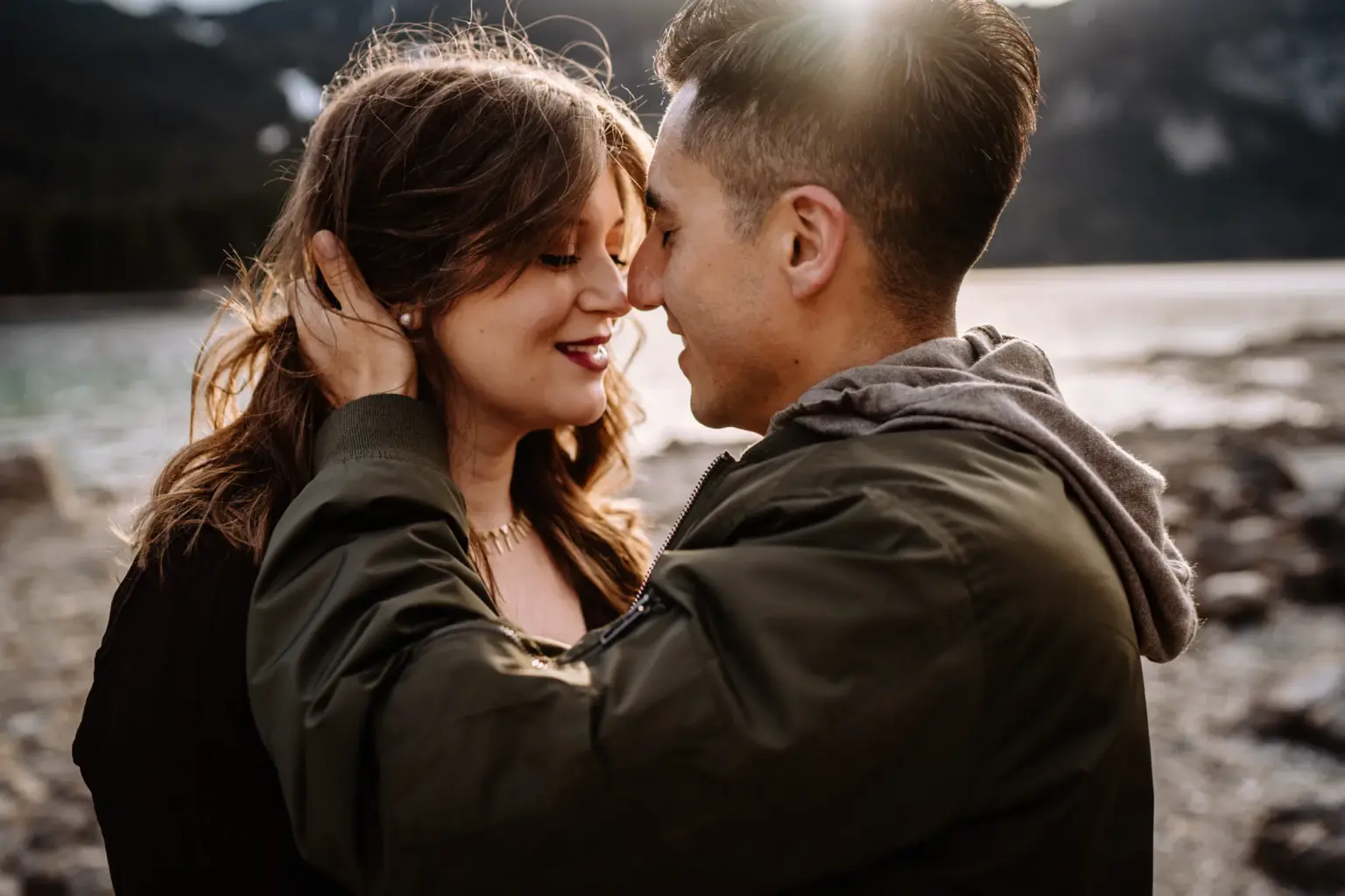 Babybauchfotos am Eibsee mit Leihkleid, eleganter Look vor Bergpanorama
