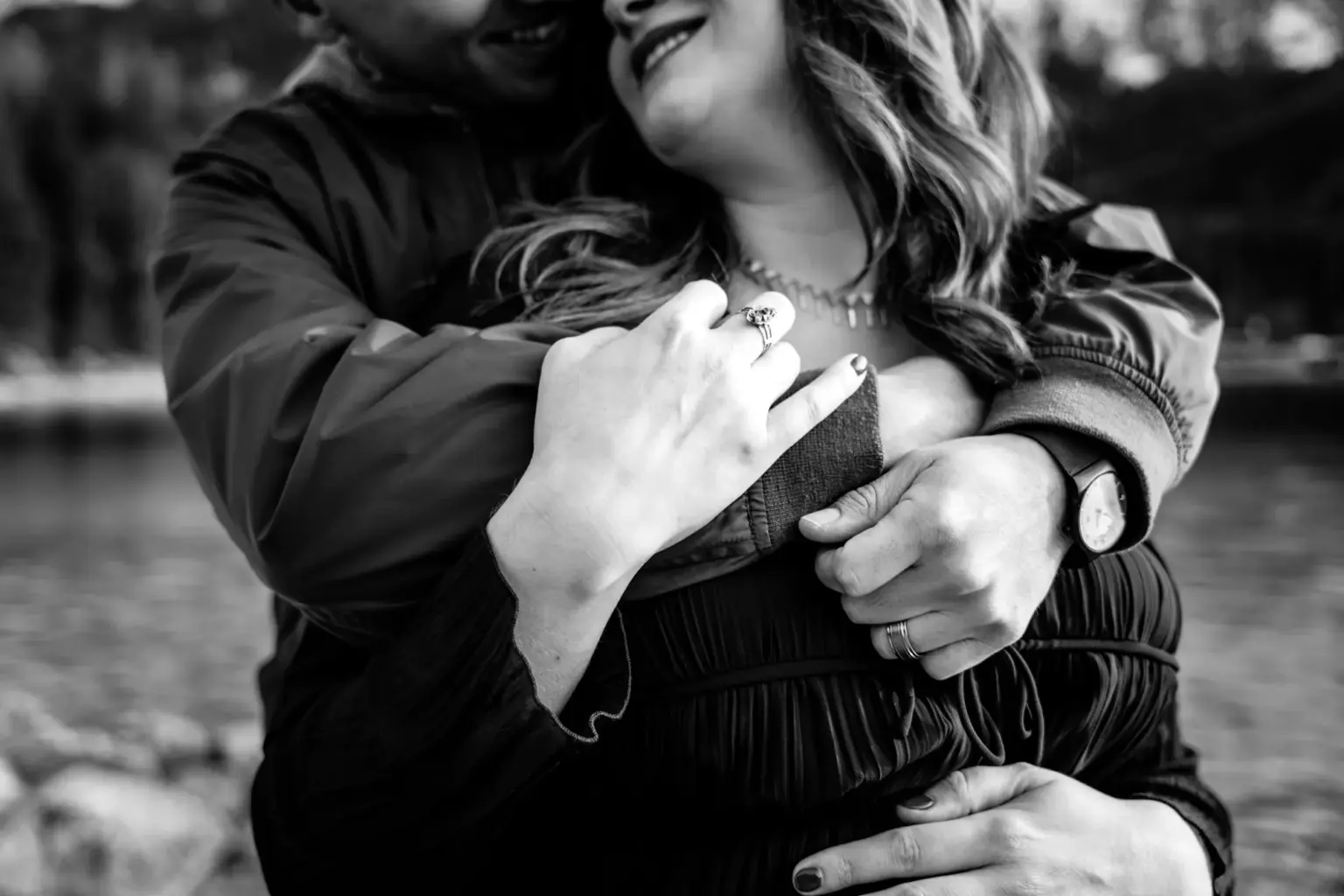 Schwangere lehnt an Partner, Babybauch sichtbar, Eibsee Ufer im Hintergrund