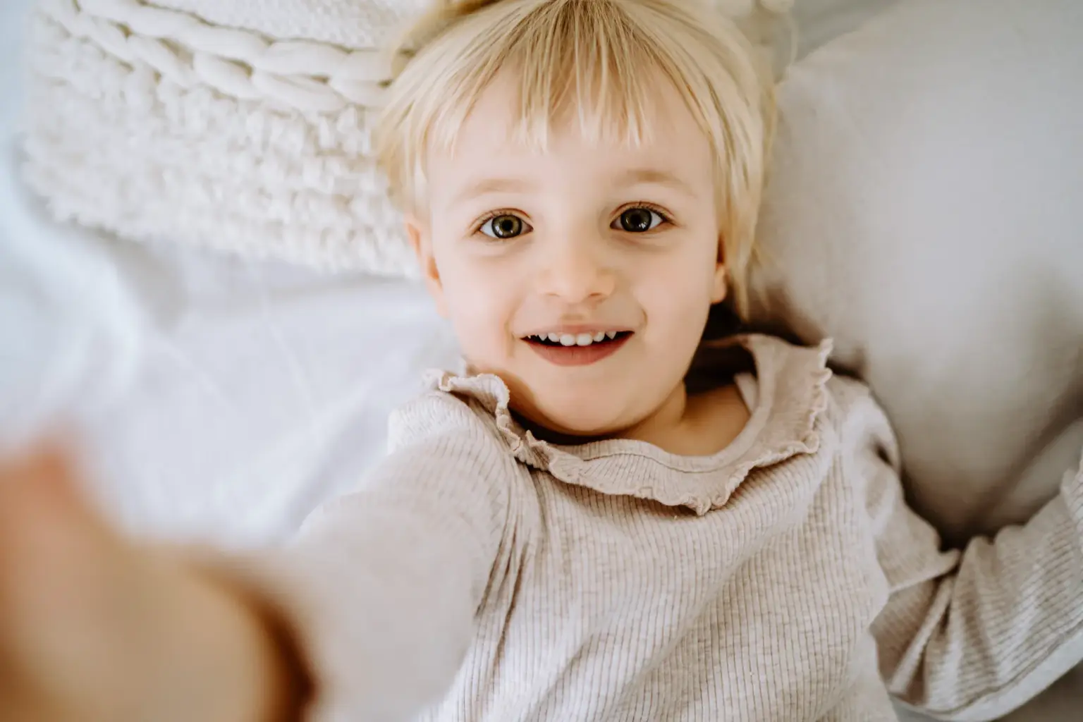 Große Schwester genießt das Fotoshooting, was sich nicht nur um ihren kleinen Bruder dreht, sondern wo auch sie im Mittelpunkt stehen kann