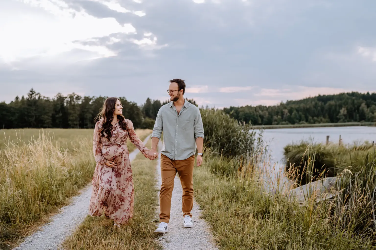 Paar läuft glücklich Hand in Hand am Seeufer