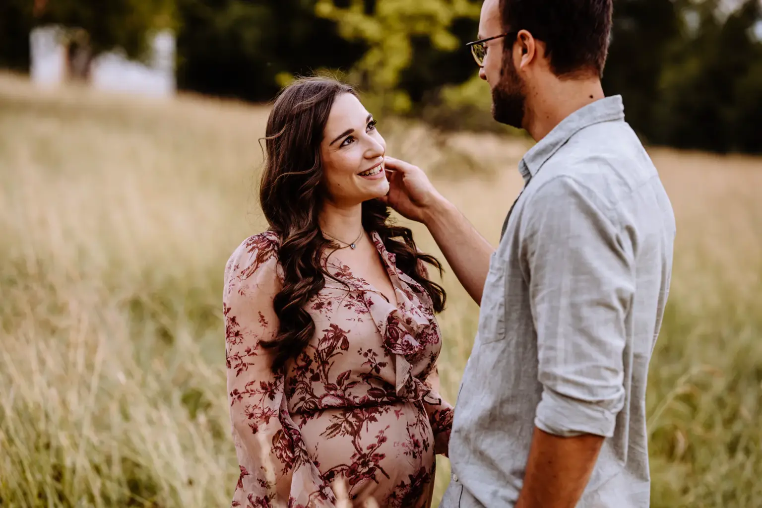 Paarfoto mit Babybauch am Seeufer von Starnberger See, innige Stimmung