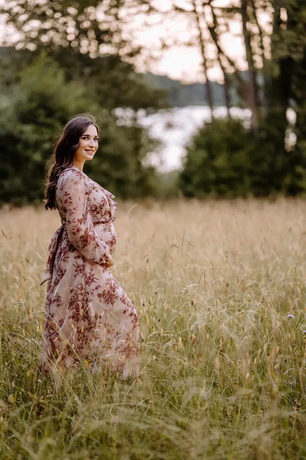 Wundervolle Babybauchfotos in schöner Atmosphäre auf einem Feld am Starnberger See
