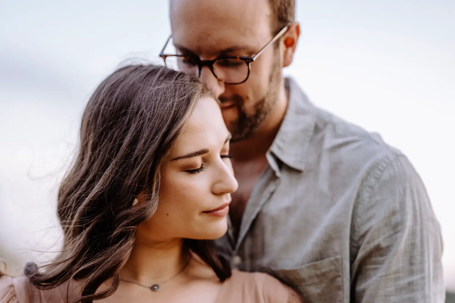 Paar schaut sich an und lächelt, authentische Babybauchfotos am Starnberger See
