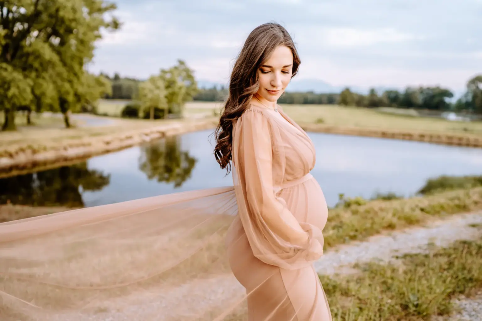 Wehendes Kleid beim Babybauchshooting schafft eine wundervolle Erinnerung