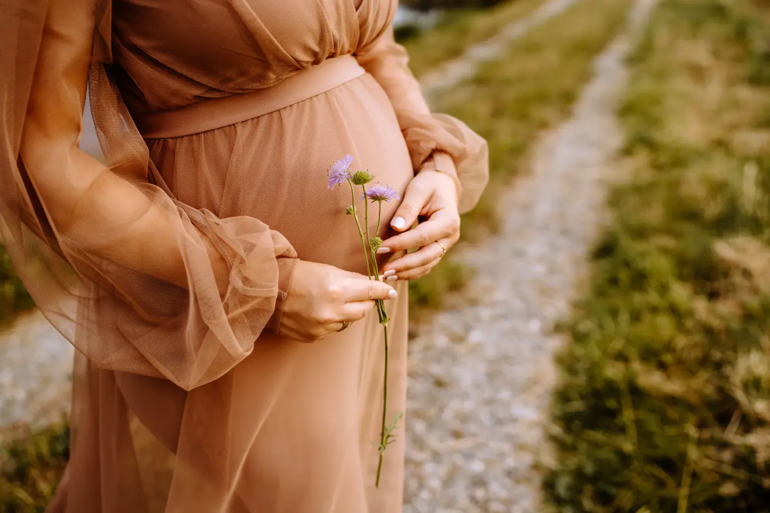 Babybauchfotos am Starnberger See auf einer Blumenwiese