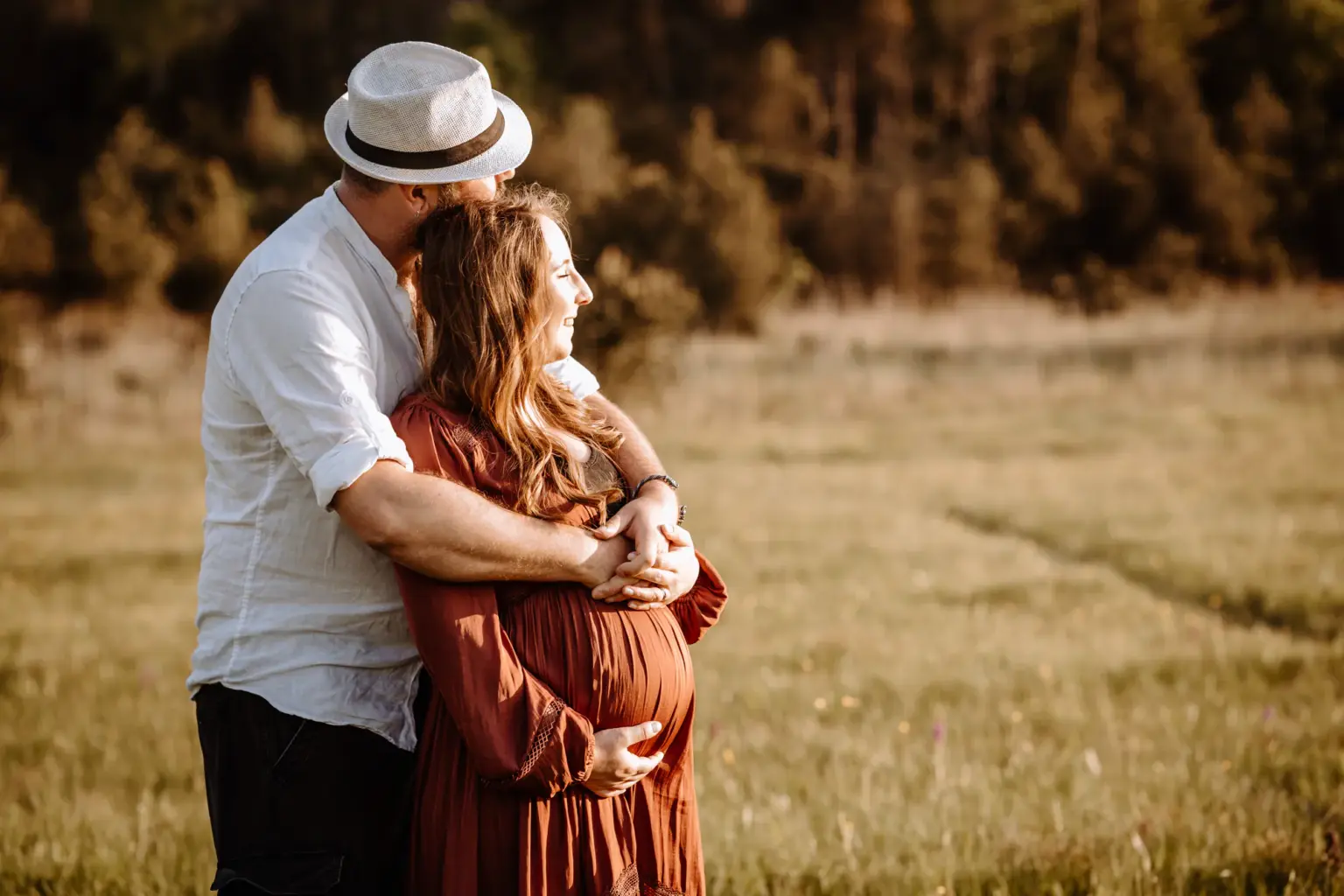 Babybauchfotos am Übergang von Wald zu Wiese, vielseitige Location, goldenes Licht