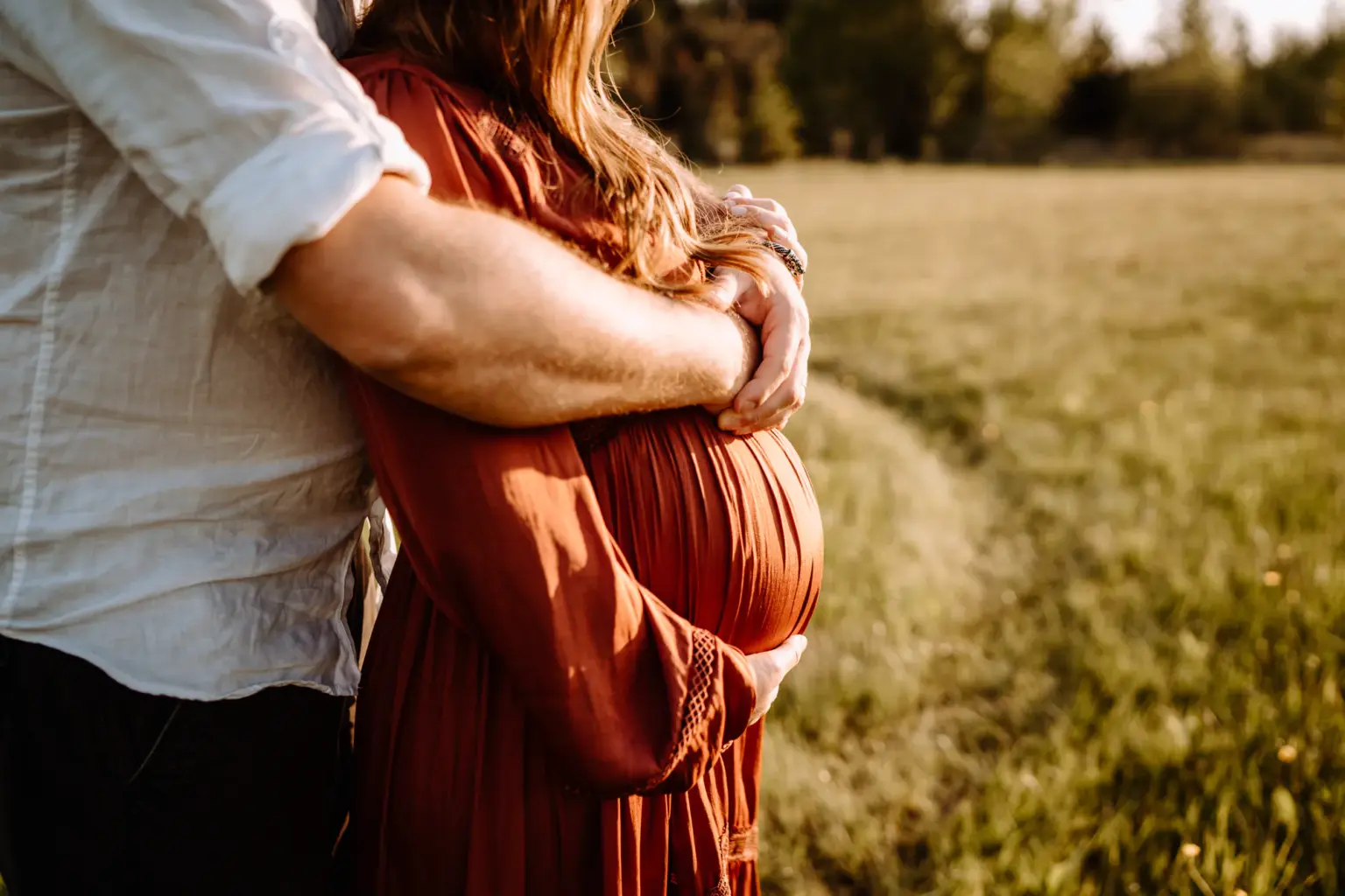 Wundervolles Abendlicht und ein schöner Babybauch in der Natur