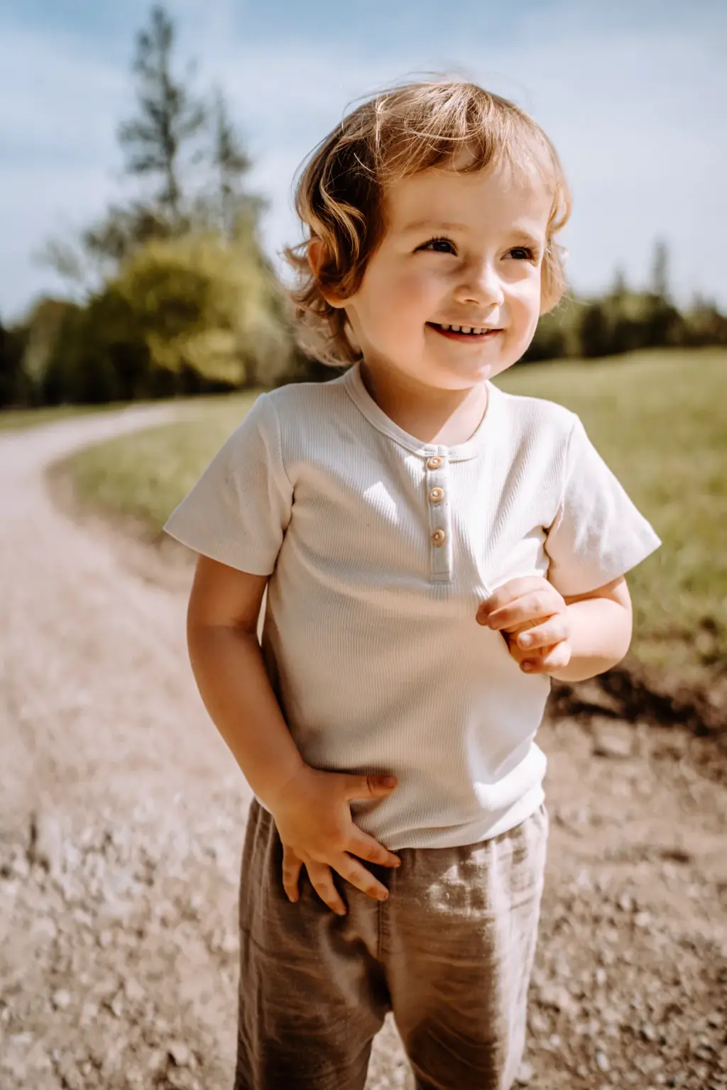Kind schaut fröhlich in die Kamera