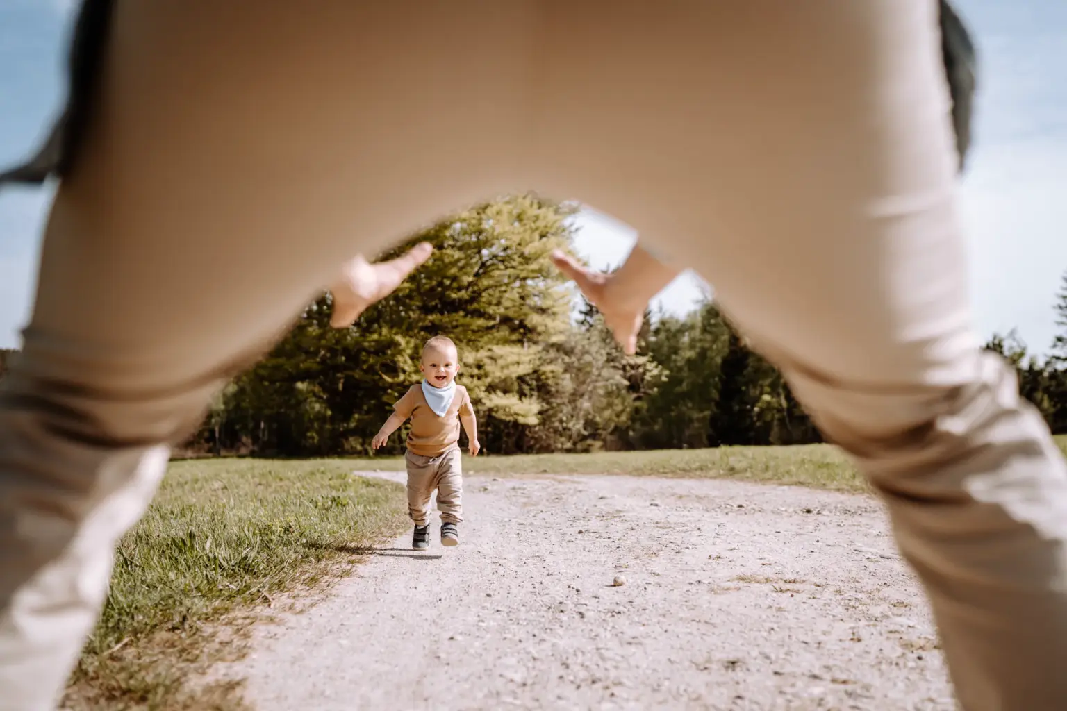 Kind läuft auf den Papa zu