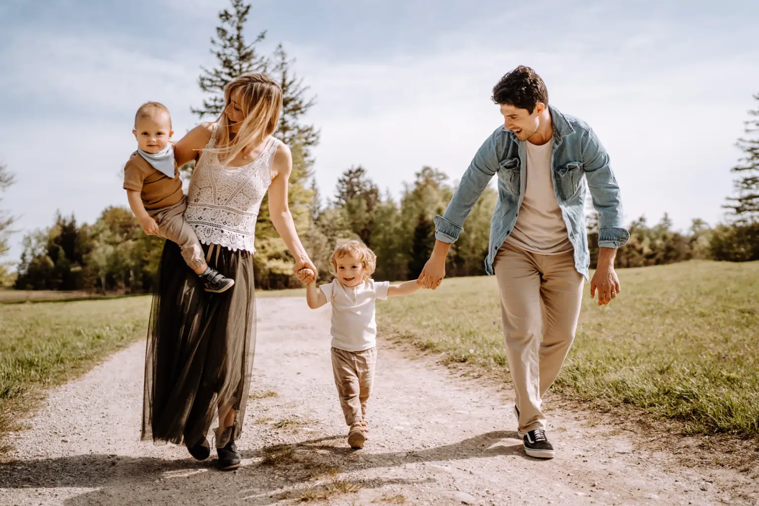 Engelchen flieg mit dem Kind - Mama und Papa halten ihr Kind in der Mitte