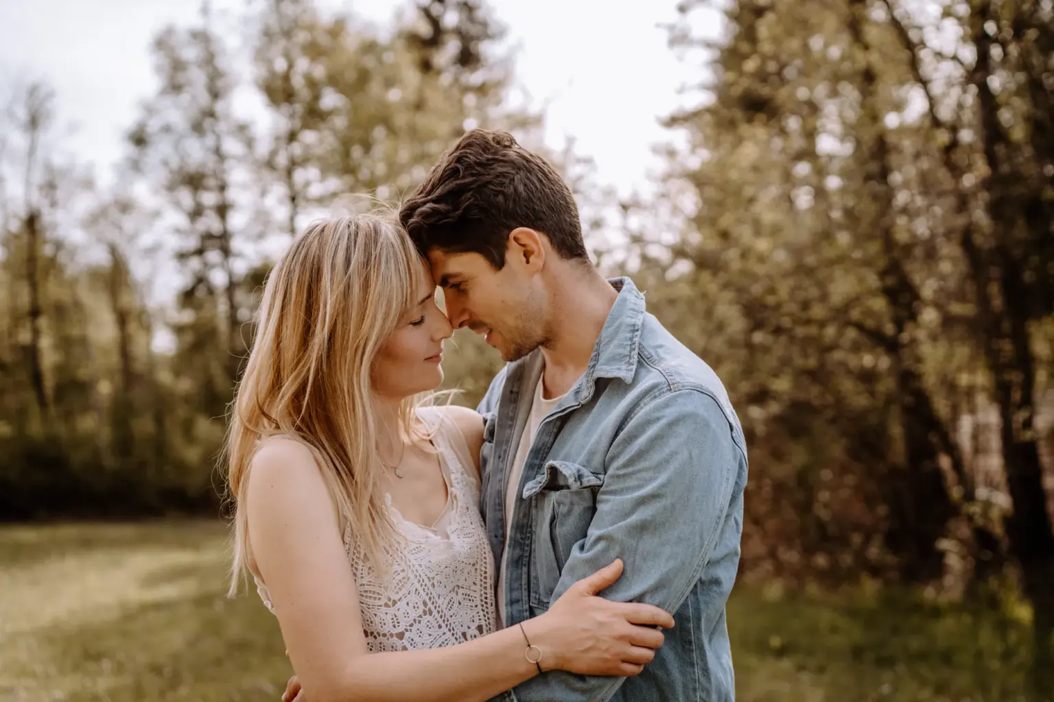 Mama und Papa genießen einen Moment der Ruhe bei Familienfotos in der Natur