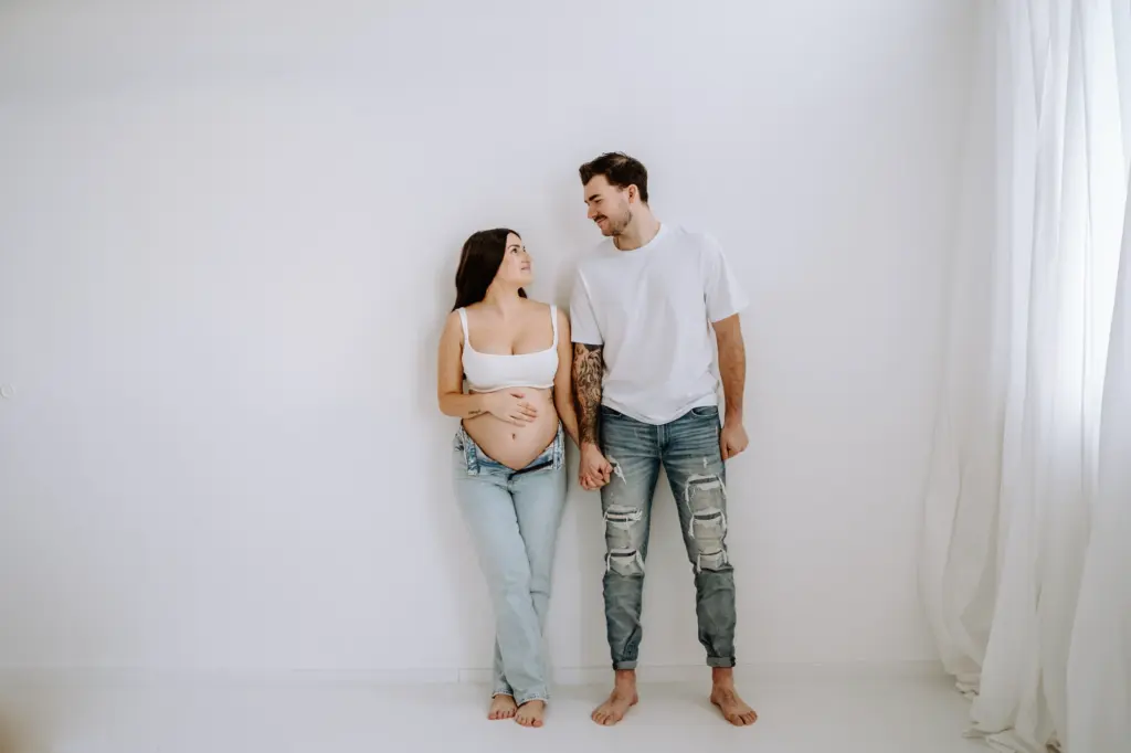 Schwangerschaftsfotos im Studio Weilheim mit natürlichem Licht