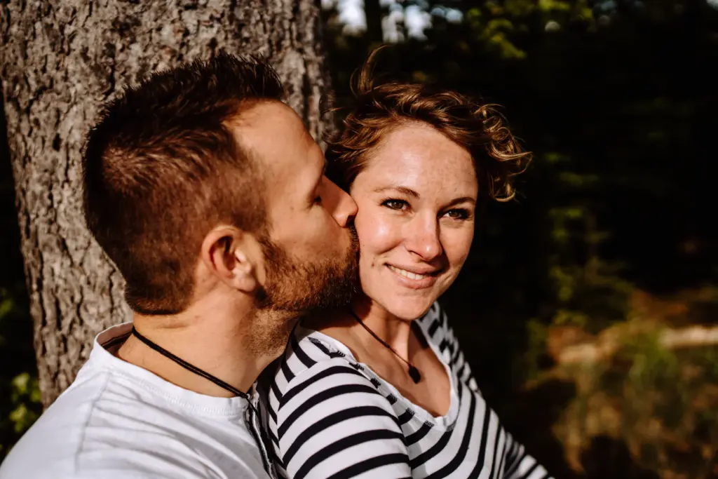 Paar schaut sich an, inniger Blick, Babybauchfotos am Moor