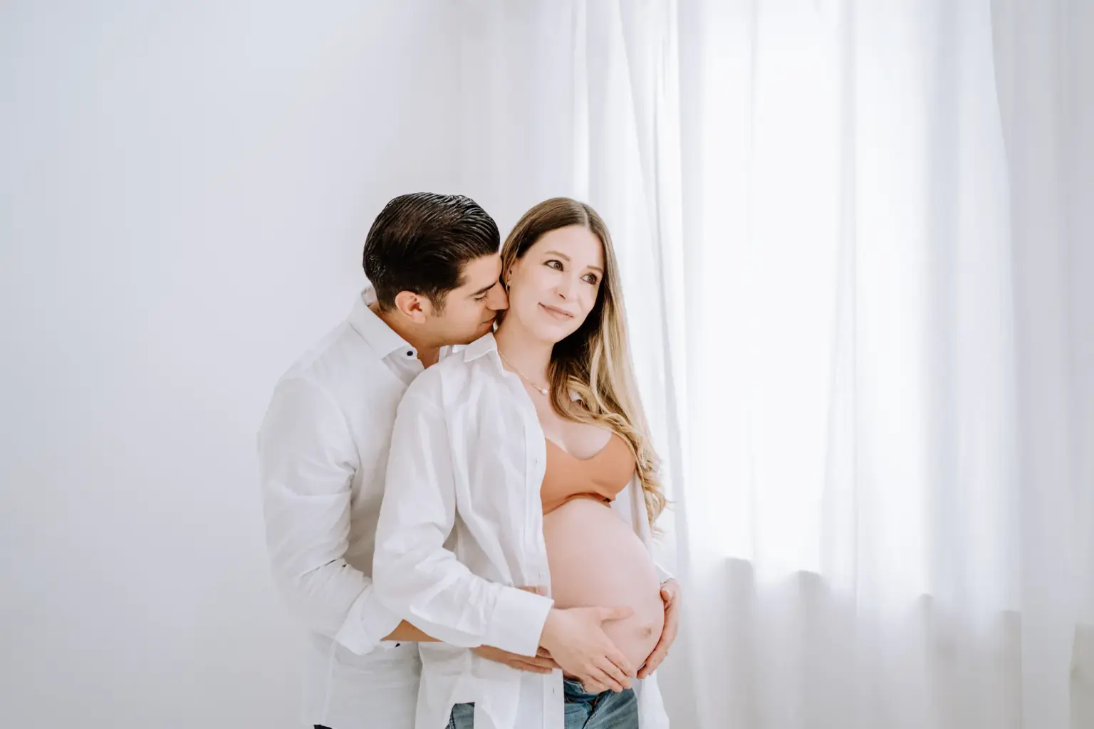 Ungestellte Babybauchfotos im Fotostudio in einem sehr cleanen, weißen Setting