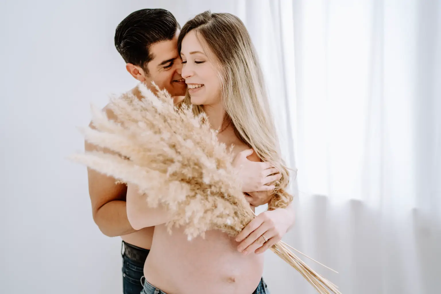 Schwangere mit Partner hinter ihr, Umarmung von hinten, Studio Weilheim