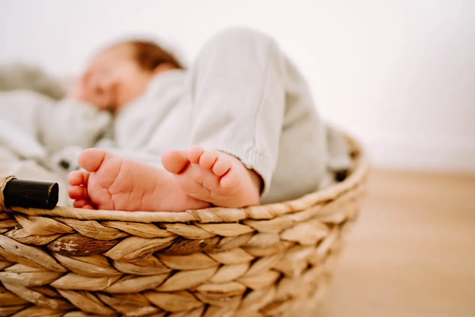 Detailaufnahme Babyfüßchen, kleine Zehen, zeitlose Newbornfotografie Weilheim