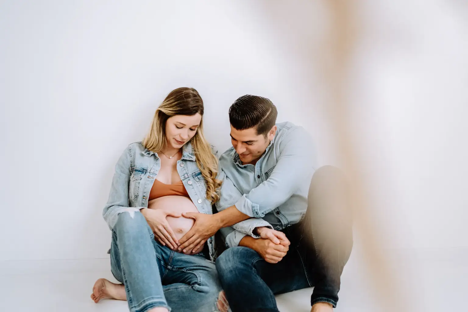 Babybauchfoto mit Händen von beiden, Paarmoment, Studio Weilheim