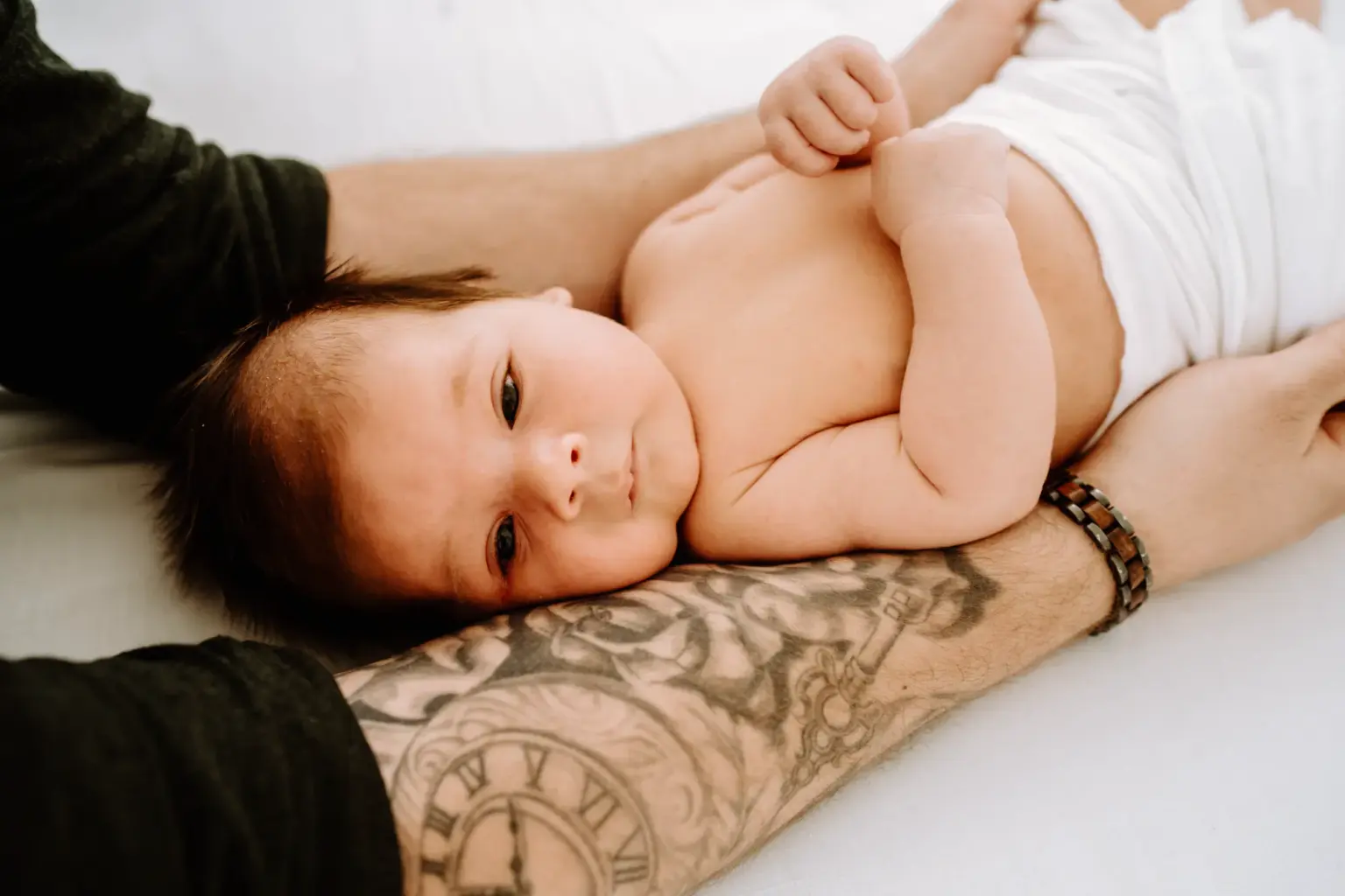 Baby Portrait im Profil, zarte Gesichtszüge, cleanes Studiofoto in Weilheim