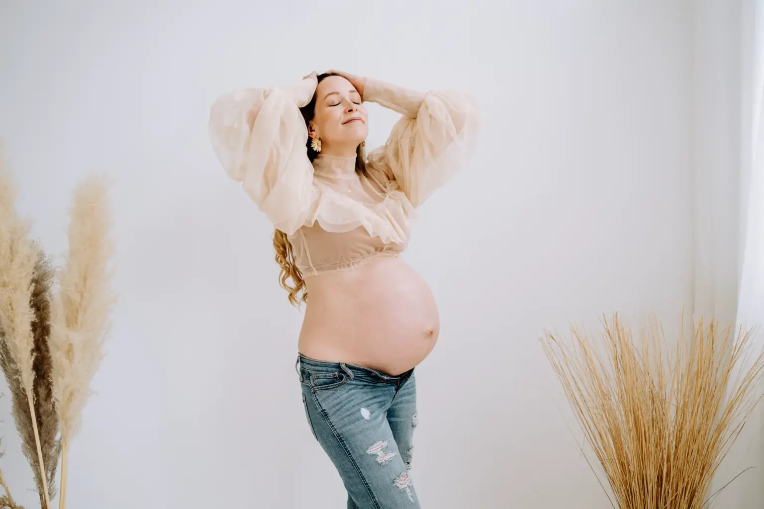 Schwangere lacht in die Kamera, Babybauchshooting Studio Weilheim, natürlich