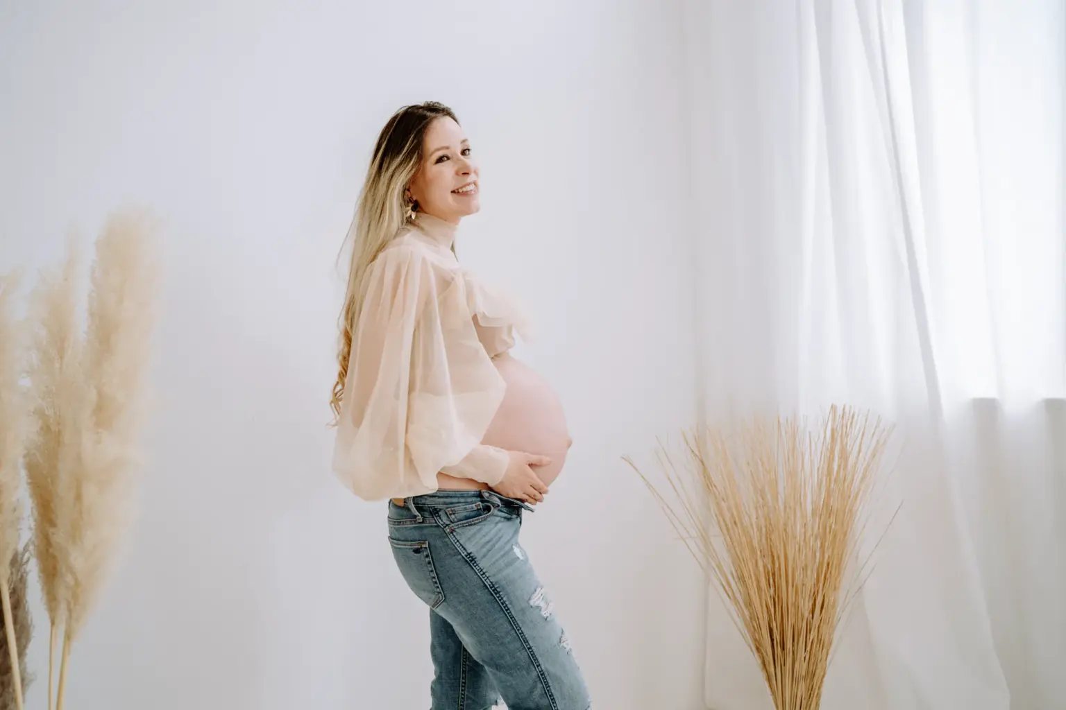 Schwangere im Profil im Studio Weilheim, Babybauch sichtbar, sanfte Schatten