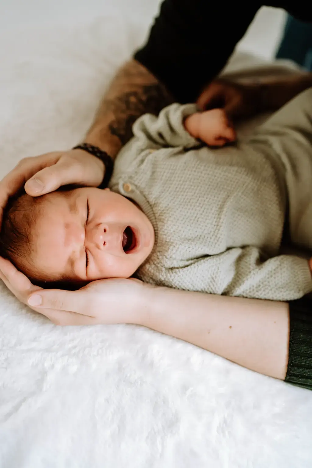 Eltern mit Baby im Studio Weilheim, cleanes Weiß, zeitlose Erinnerung