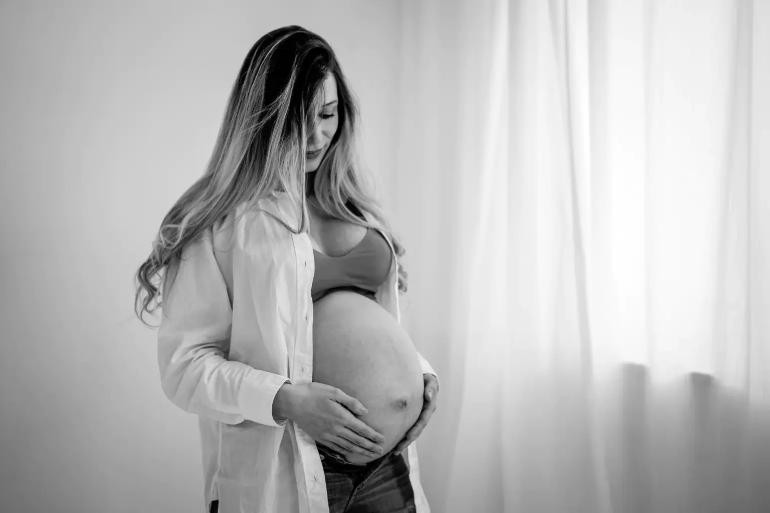Schwarz Weiß Portrait von der Schwangeren Mama im Fotostudio