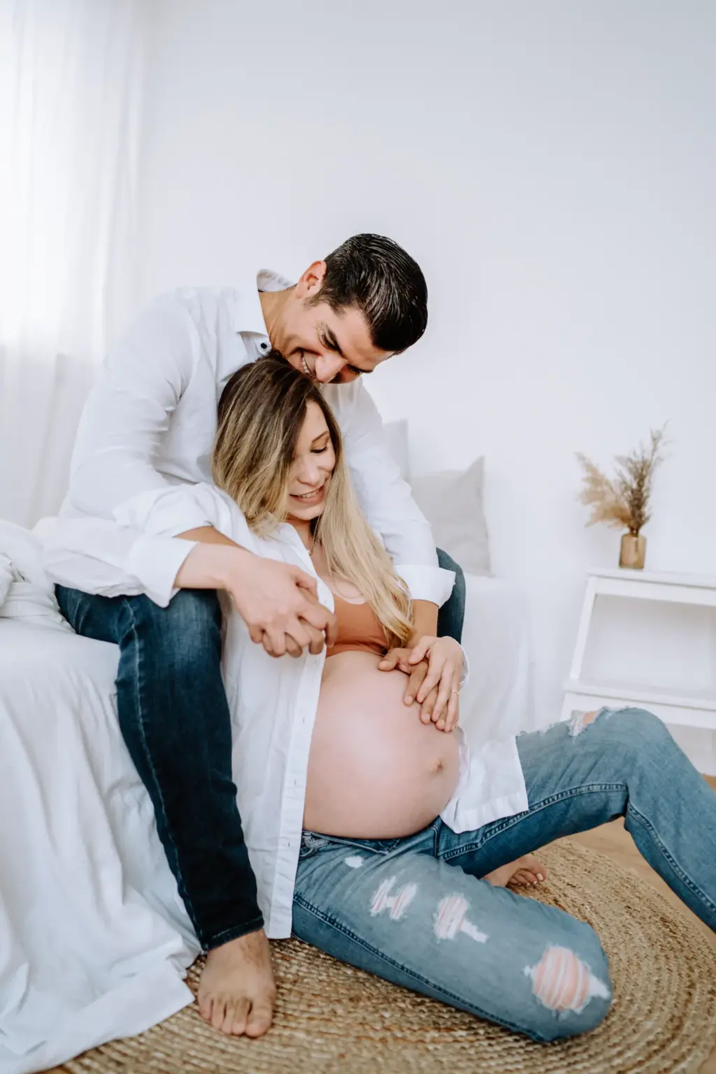 Paar mit Babybauch im Studio Weilheim, warmes Licht, zeitlos