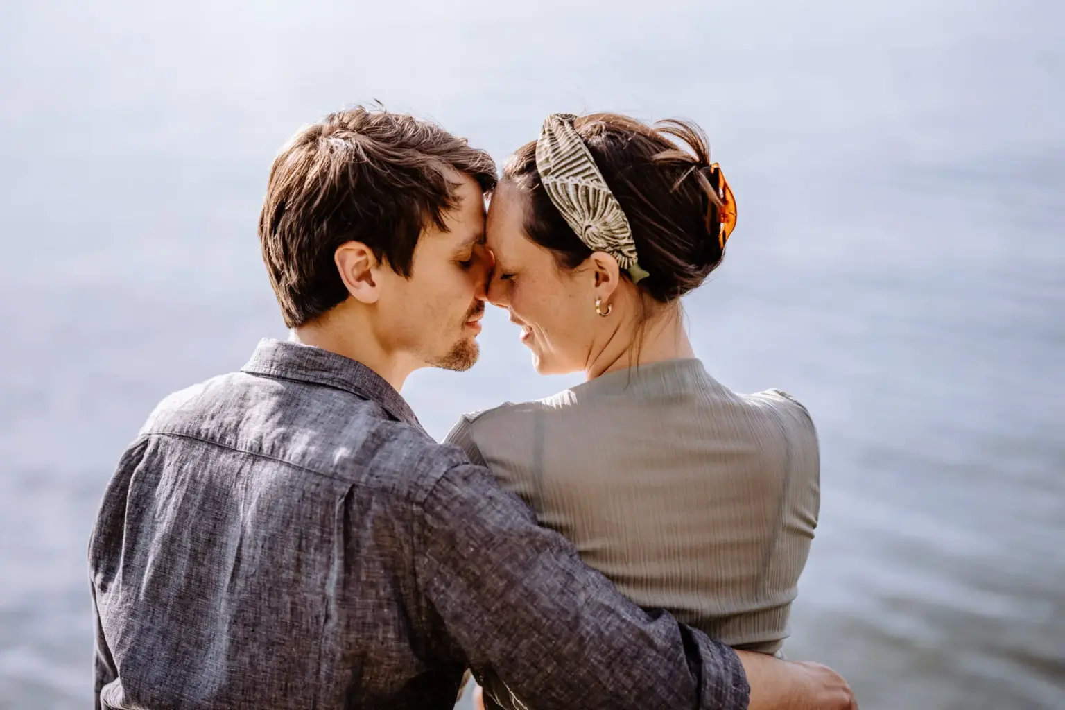 Silhouette auf dem Steg, Babybauch sichtbar, Starnberger See Abendlicht