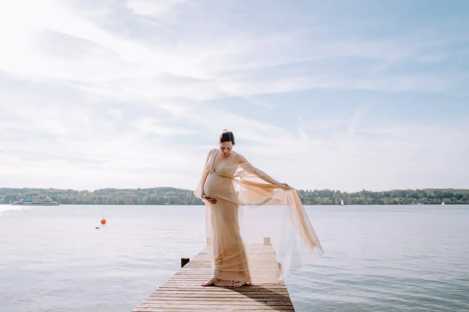 Schwangere blickt über den See, ruhiger Moment, Tutzing Location