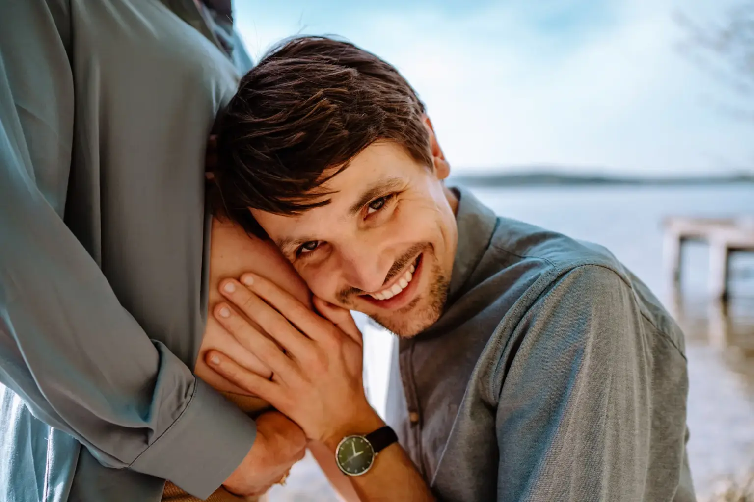 Babybauch Portrait der Schwangeren, weiches Licht, See im Hintergrund