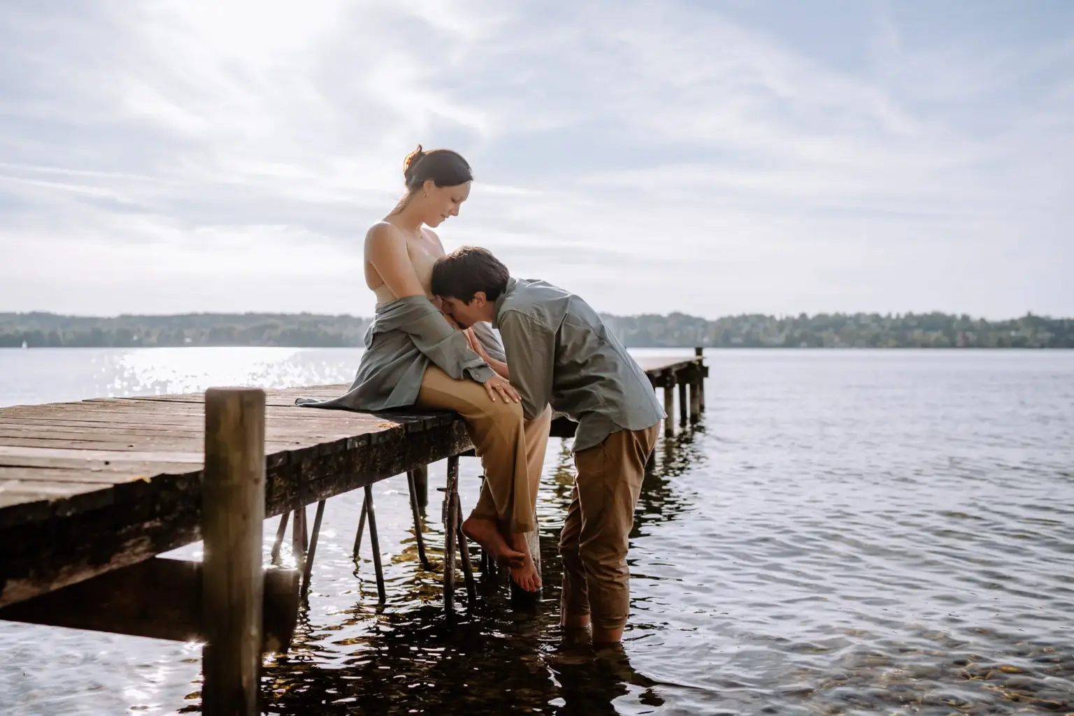 Werdender Vater küsst den Babybauch, Starnberger See Kulisse, Tutzing