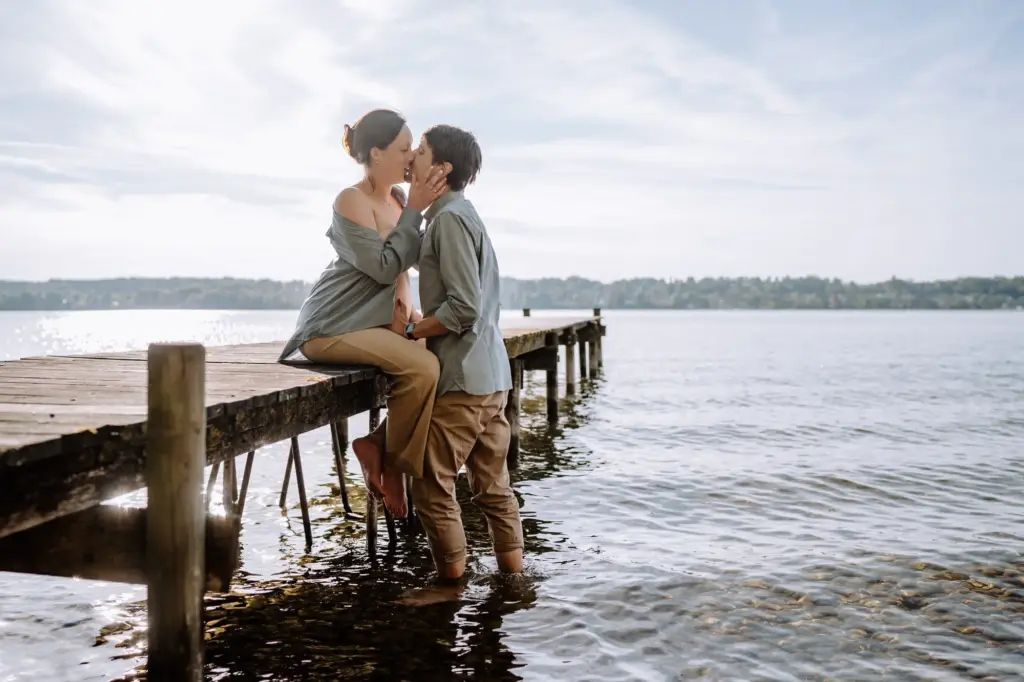 Babybauch Shooting am Steg in Tutzing, Wasser und Weite im Hintergrund