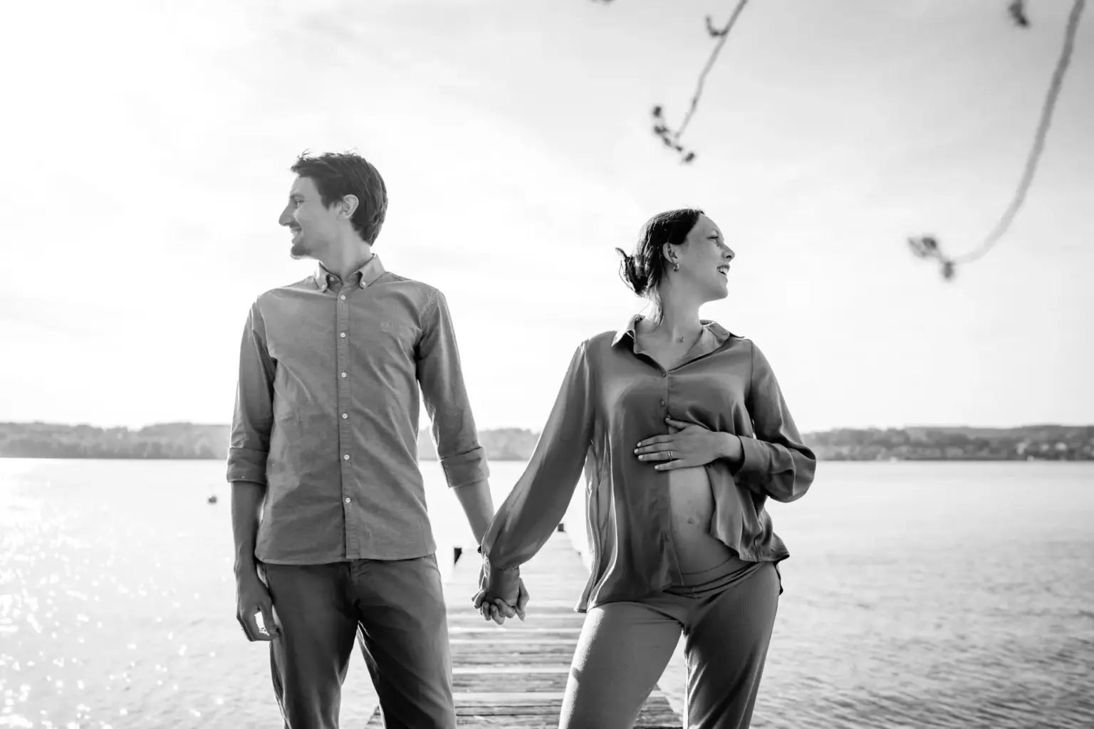 Babybauch Shooting am Steg in Tutzing, Wasser und Weite im Hintergrund