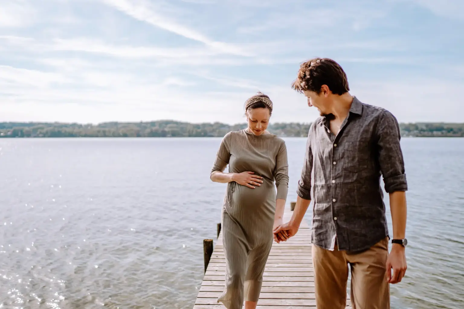 Babybauch Shooting in Tutzing am Starnberger See, natürliche Nähe im Abendlicht
