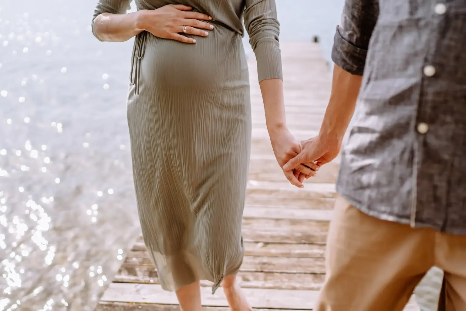 Babybauch Shooting in Tutzing am Starnberger See, natürliche Nähe im Abendlicht
