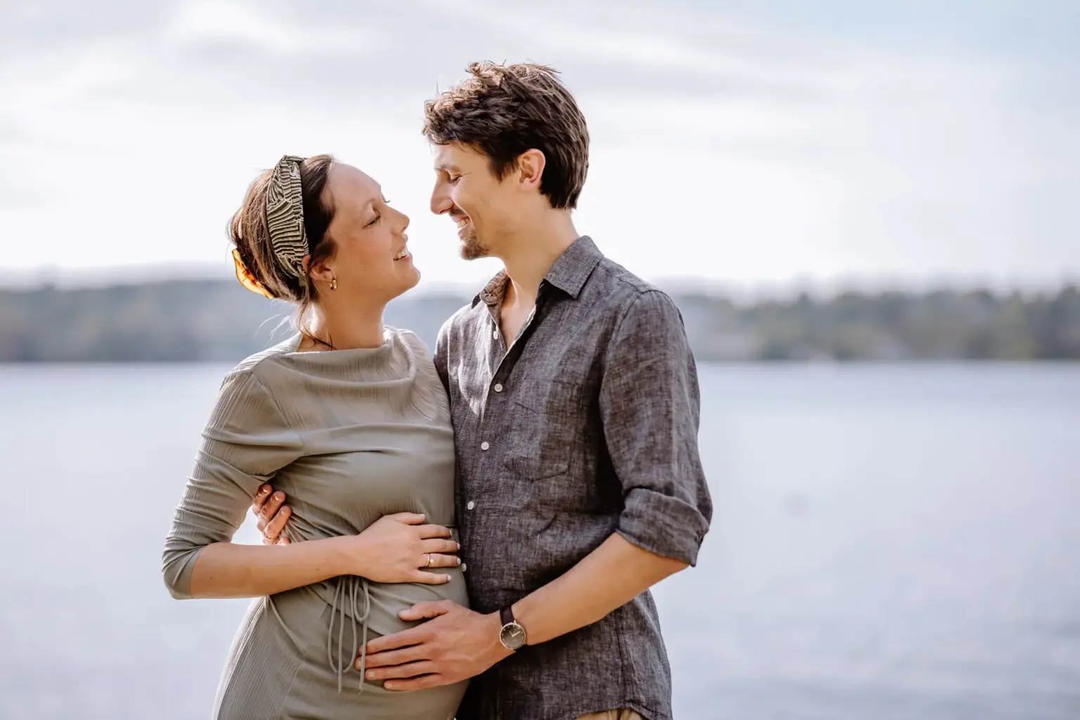 Schwangere lächelt beim Gespräch, candid Moment, Babybauchshooting Tutzing