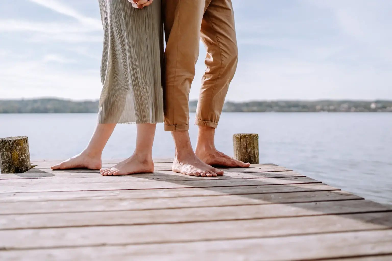 Detailfoto von den Füßen auf dem Steg in Tutzing