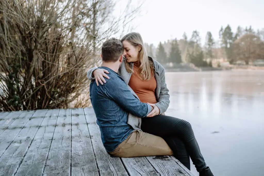 Paar sitzt nebeneinander, Blick nach vorn, Vorfreude spürbar