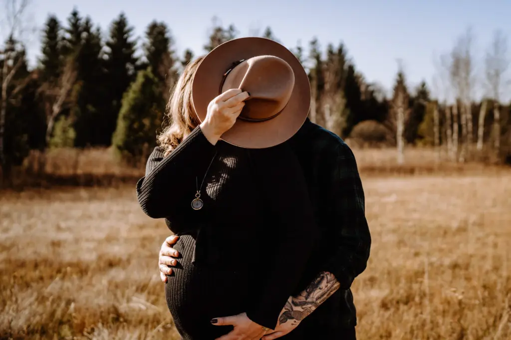 Wundervolle Babybauchfotos bei Herbstlicht