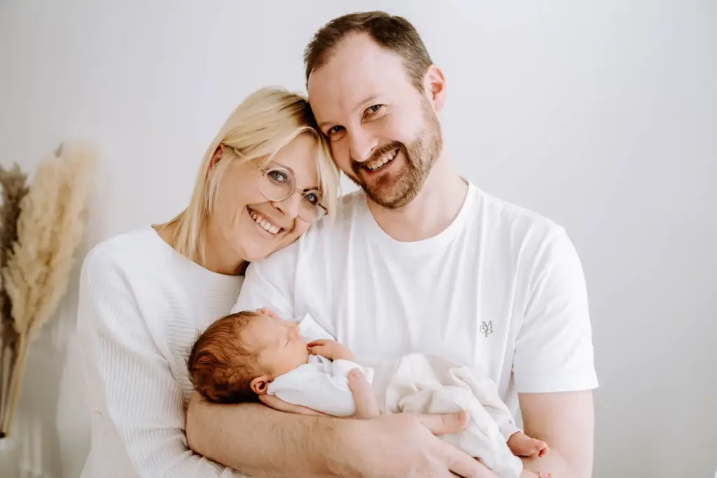 Familie zu dritt, Baby in der Mitte, natürliche Verbindung im Bild