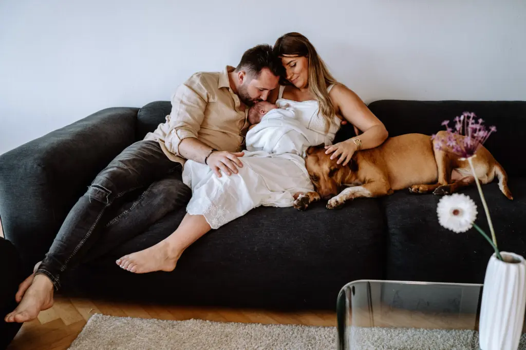 Papa küsst Babys Stirn, Homestory Newbornbilder in Herrsching