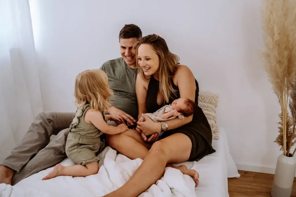 Familie zu viert im Studio, cleanes Weiß, echte Verbindung