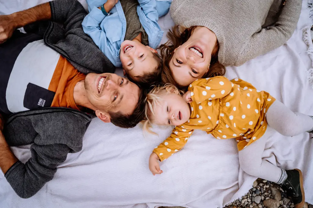 Lachen der Kinder, echte Freude, Familienfotografie