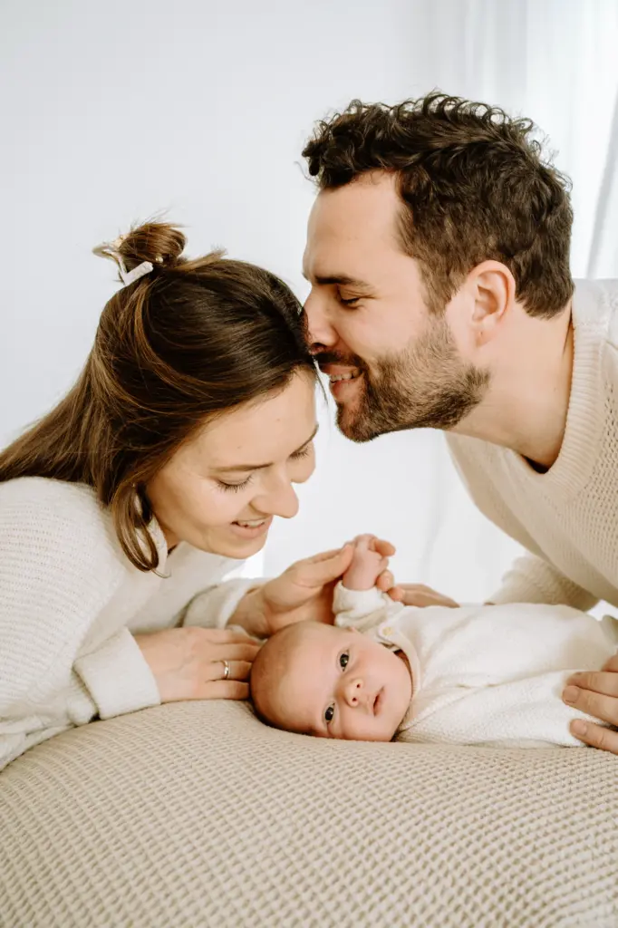 Neugeborenes in den Händen der Eltern – Babyfotografie München