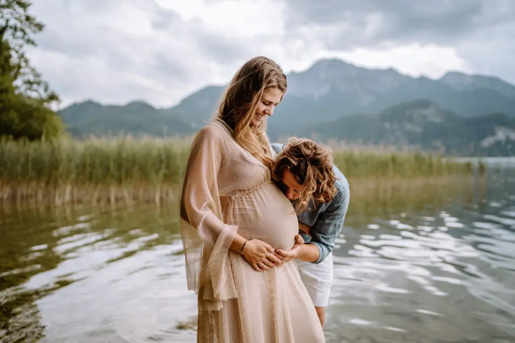 Babybauchfotos am Kochelsee nahe Weilheim bei Sonnenuntergang