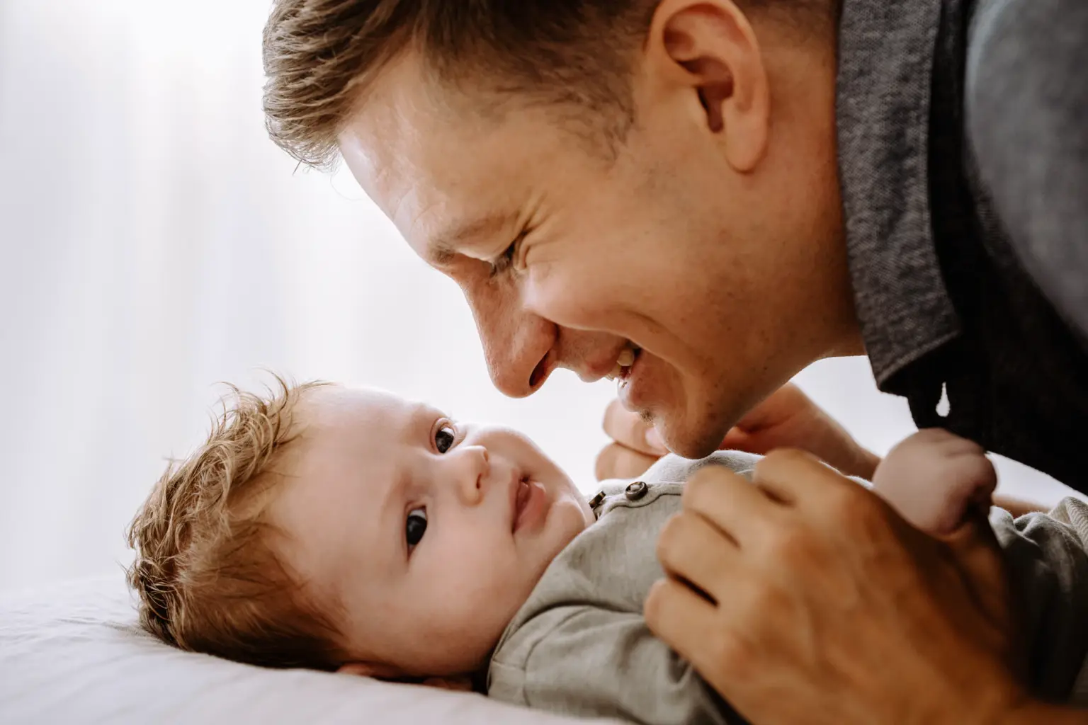 Babyfoto München – emotionales Portrait eines Neugeborenen