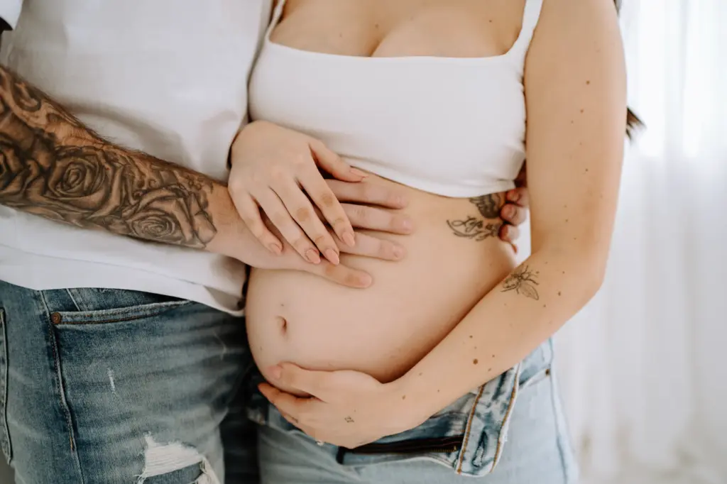 Schwangerschaftsfotos im Studio Weilheim mit natürlichem Licht